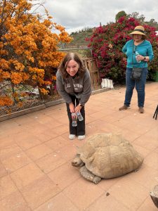 alumni with turtle